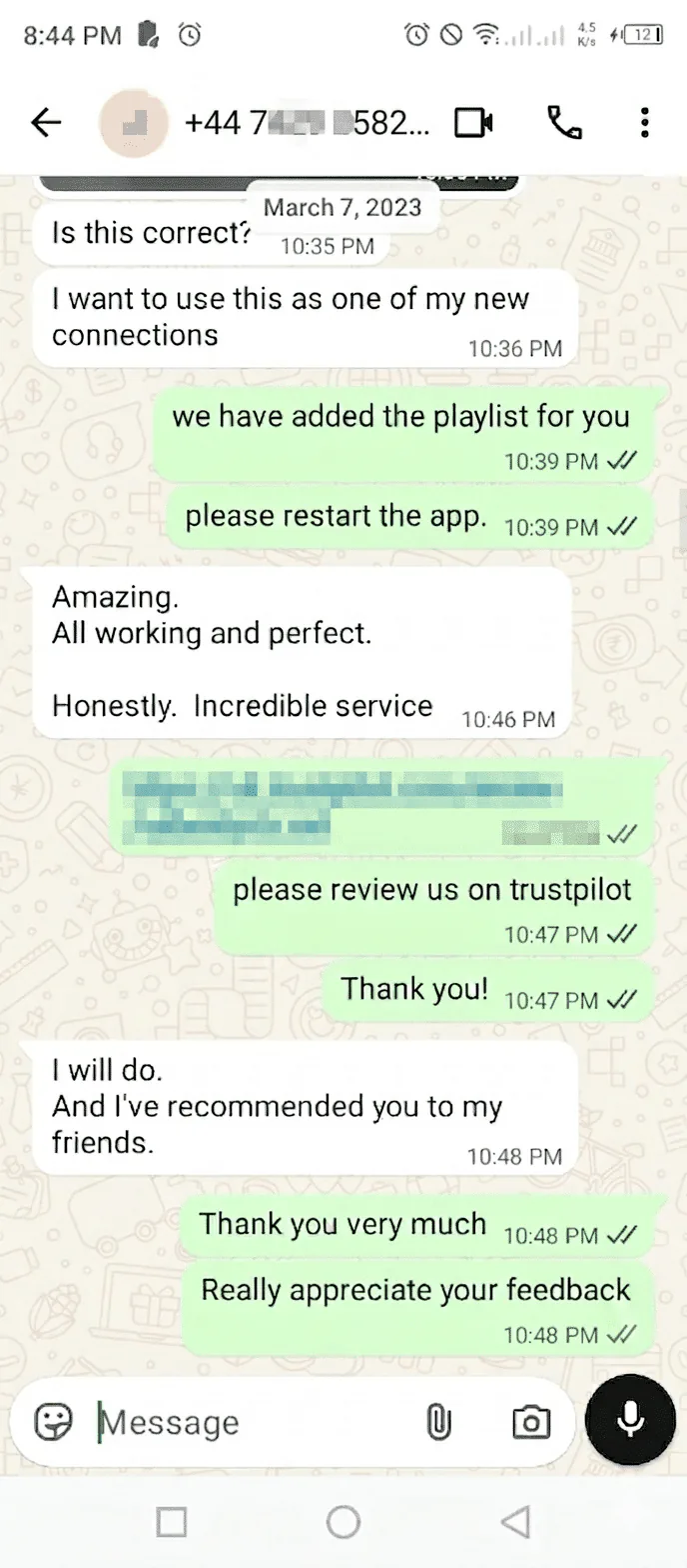 Customer describing the service as amazing, working perfectly and recommending it to friends